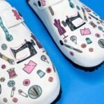 Sabot anatomico colorato con sottopiede in scamosciata / Sabot anatomico colorato con sottopiede in scamosciata /