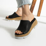 Zoccoli neri da donna con zeppa in pelle /