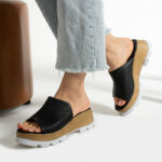 Zoccoli neri da donna con zeppa in pelle /