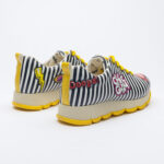 Scarpe sportive da donna con stampa colorata realizzata in ecopelle /