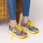 Scarpe sportive da donna con stampa colorata realizzata in ecopelle /