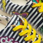 Scarpe sportive da donna con stampa colorata realizzata in ecopelle /