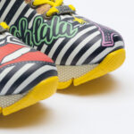 Scarpe sportive da donna con stampa colorata realizzata in ecopelle /
