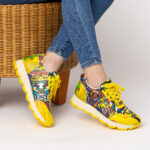 Scarpe sportive da donna con stampa colorata realizzata in ecopelle /
