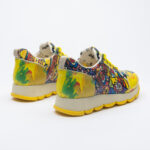 Scarpe sportive da donna con stampa colorata realizzata in ecopelle /