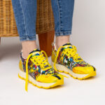 Scarpe sportive da donna con stampa colorata realizzata in ecopelle /