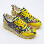 Scarpe sportive da donna con stampa colorata realizzata in ecopelle /