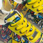 Scarpe sportive da donna con stampa colorata realizzata in ecopelle /