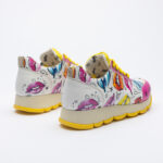 Scarpe sportive da donna con stampa colorata realizzata in ecopelle /