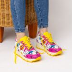 Scarpe sportive da donna con stampa colorata realizzata in ecopelle /