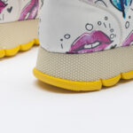 Scarpe sportive da donna con stampa colorata realizzata in ecopelle /