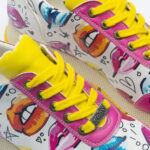 Scarpe sportive da donna con stampa colorata realizzata in ecopelle /
