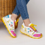 Scarpe sportive da donna con stampa colorata realizzata in ecopelle /