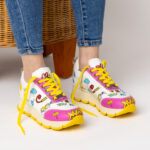 Scarpe sportive da donna con stampa colorata realizzata in ecopelle /