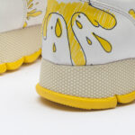 Scarpe sportive da donna con stampa colorata realizzata in ecopelle /