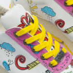 Scarpe sportive da donna con stampa colorata realizzata in ecopelle /