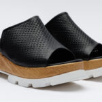 Zoccoli neri da donna con zeppa in pelle /