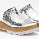 Zoccoli con zeppa da donna in pelle argentata /