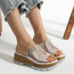 Zoccoli con zeppa da donna in pelle rosa /