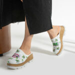 Zoccoli sanitari da donna in pelle naturale /