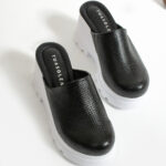 Sabot da donna nero in pelle con punta chiusa / Sabot da donna nero in pelle con punta chiusa /