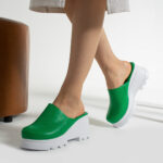 Sabot da donna verde in pelle con punta chiusa / Sabot da donna verde in pelle con punta chiusa /