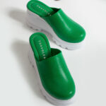 Sabot da donna verde in pelle con punta chiusa / Sabot da donna verde in pelle con punta chiusa /