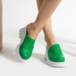 Sabot da donna verde in pelle con punta chiusa / Sabot da donna verde in pelle con punta chiusa /