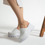 Sabot da donna bianco in pelle con punta chiusa / Sabot da donna bianco in pelle con punta chiusa /