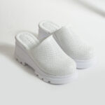 Sabot da donna bianco in pelle con punta chiusa / Sabot da donna bianco in pelle con punta chiusa /