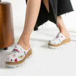 Zoccoli sanitari da donna in pelle naturale / Zoccoli sanitari da donna in pelle naturale /