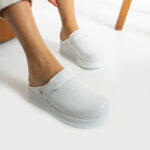 Zoccoli sanitari da donna con cinturino per tallone /