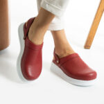 Zoccoli sanitari da donna con cinturino per tallone / Zoccoli sanitari da donna con cinturino per tallone /