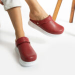 Zoccoli sanitari da donna con cinturino per tallone / Zoccoli sanitari da donna con cinturino per tallone /