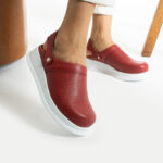 Zoccoli sanitari da donna con cinturino per tallone / Zoccoli sanitari da donna con cinturino per tallone /