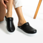 Zoccoli sanitari da donna con cinturino per tallone / Zoccoli sanitari da donna con cinturino per tallone /