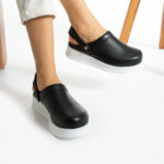 Zoccoli sanitari da donna con cinturino per tallone / Zoccoli sanitari da donna con cinturino per tallone /