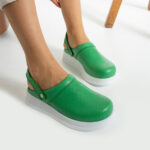 Zoccoli sanitari da donna con cinturino per tallone / Zoccoli sanitari da donna con cinturino per tallone /