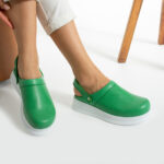 Zoccoli sanitari da donna con cinturino per tallone / Zoccoli sanitari da donna con cinturino per tallone /