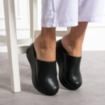 Ciabatte chiuse da donna in pelle con sottopiede soft /