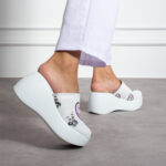 Ciabatte chiuse da donna in pelle con sottopiede soft /