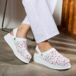 Zoccoli sanitari da donna con cinturino per tallone / Zoccoli sanitari da donna con cinturino per tallone /