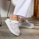 Zoccoli sanitari da donna con cinturino per tallone / Zoccoli sanitari da donna con cinturino per tallone /
