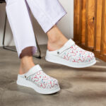 Zoccoli sanitari da donna con cinturino per tallone / Zoccoli sanitari da donna con cinturino per tallone /