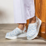 Zoccoli sanitari da donna con cinturino per tallone /