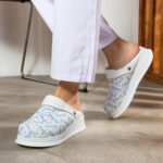 Zoccoli sanitari da donna con cinturino per tallone /