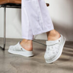 Zoccoli sanitari da donna con cinturino per tallone / Zoccoli sanitari da donna con cinturino per tallone /
