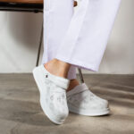 Zoccoli sanitari da donna con cinturino per tallone / Zoccoli sanitari da donna con cinturino per tallone /