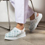 Zoccoli sanitari da donna con cinturino per tallone / Zoccoli sanitari da donna con cinturino per tallone /