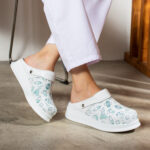 Zoccoli sanitari da donna con cinturino per tallone / Zoccoli sanitari da donna con cinturino per tallone /